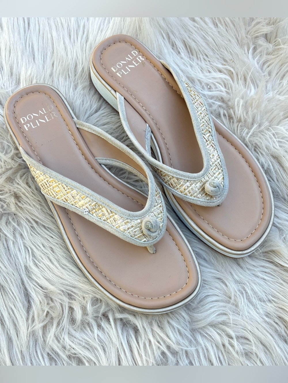 Donald Pliner EUC Thong Sandals Women’s Sz 11